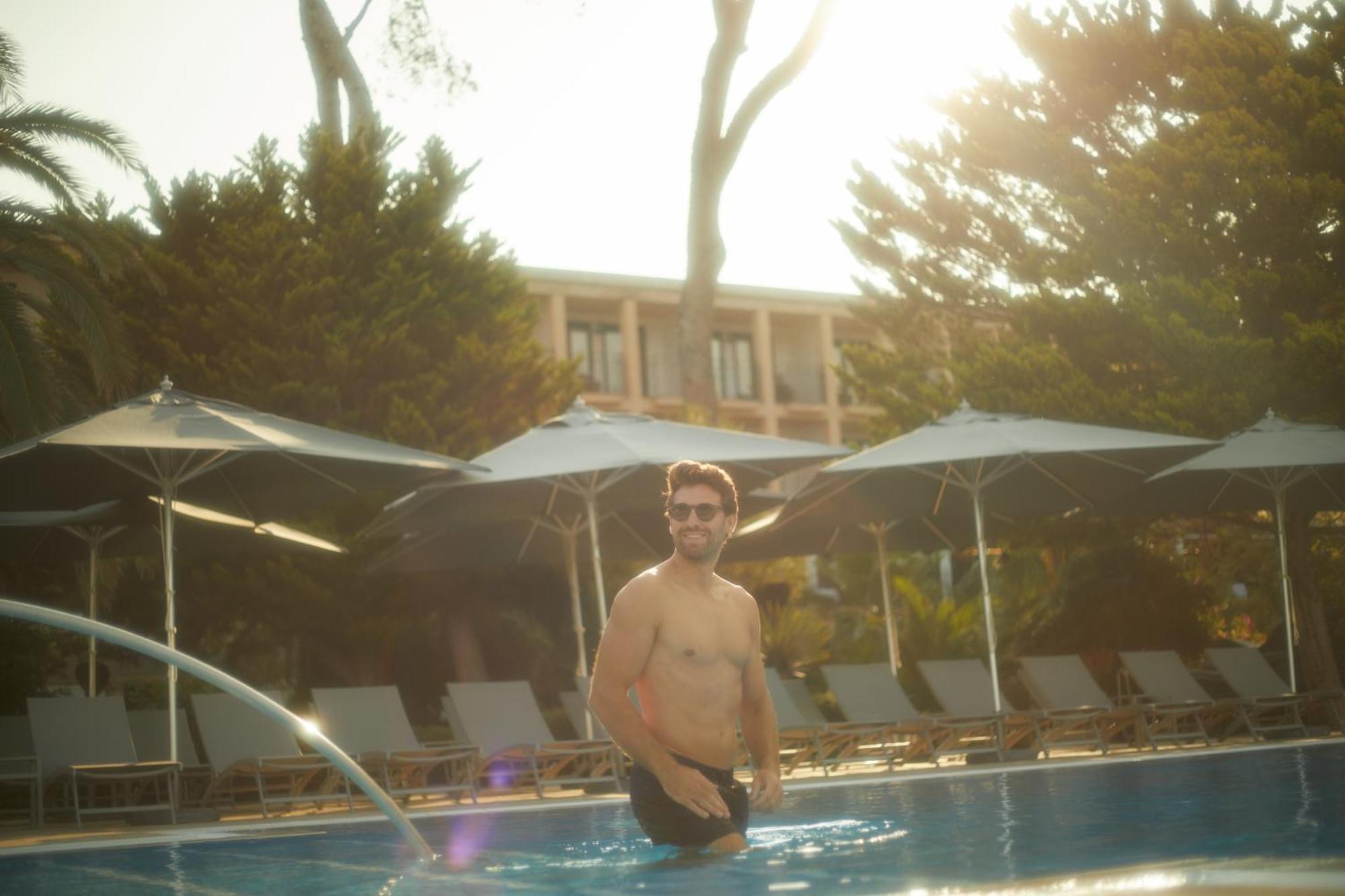 Secrets Mallorca Villamil Resort & Spa - Adults Only Παγκουέρα Εξωτερικό φωτογραφία A man in a swimming pool